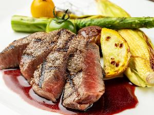 【国産牛のロースト】石窯ならではの味わい：肉本来の旨みを損なわないよう、じっくりと焼き上げました。