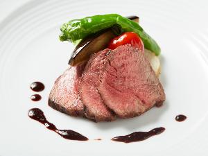 【石窯焼きローストビーフ】肉好きも大満足：噛んだ瞬間に溢れる肉の旨み。食べごたえ抜群の人気メニュー！