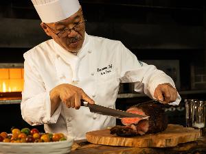 【ライブキッチン】石窯ローストビーフを目の前で切り分ける「デクパージュ」演出など、五感で楽しむ夕食を