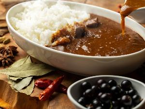 【名物】当館自慢の山ぶどうカレー：八幡平の名産「山ぶどう」を使用した、新しい味覚のカレーが大好評！