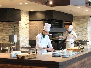 【ライブキッチン】一皿ずつ丁寧に盛り付け：経験豊かな料理人が、こだわりを持って仕上げます。