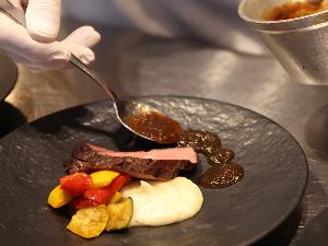 【ライブキッチン】一皿ずつ丁寧に盛り付け：経験豊かな料理人が、こだわりを持って仕上げます。