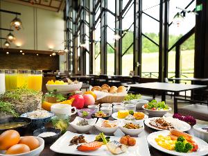 【朝食ブッフェ】澄んだ空気と健康朝食：山麓の朝を眺めながら、体に優しい朝食で最高の一日のはじまりを。