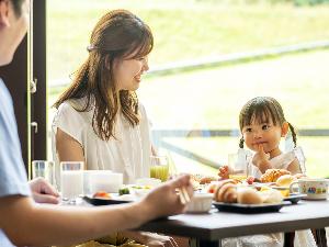 【朝食ブッフェ】お子様用の椅子や食器も：お子様連れのファミリーも、安心してご利用いただけます。