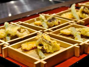 【料理一例】天ぷらの盛り合わせ：ライブキッチンで、料理人が揚げたての天ぷらを提供いたします。
