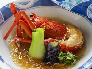 【伊勢海老フカヒレ餡掛け】肉厚で弾力のある伊勢海老にとろとろのフカヒレ餡をかけた一品