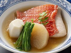 【金目鯛煮付け】脂ののった金目鯛を当館こだわりの出汁でじっくりと煮込んだ自慢の煮つけ。