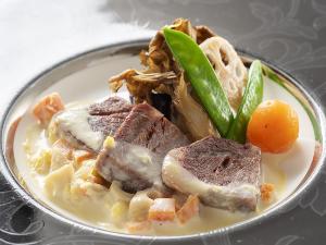 【牛ほほ肉のフリカッセ】煮込んで旨味を閉じ込めた牛ほほ肉の柔らかさと旨味が堪らない至高の一品。