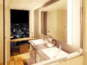 コーナールーム浴室より夜景を臨む