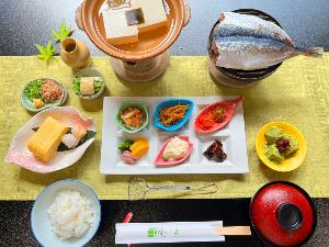 【朝食一例】その時々の京漬物、焼き魚、旬な食材を使用した“たいたん”板前がひとつひとつ丁寧に巻いた出し巻き玉子や、茶碗蒸しなど、京都らしい朝食をご用意いたします