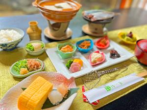 【朝食一例】その時々の京漬物、焼き魚、旬な食材を使用した“たいたん”板前がひとつひとつ丁寧に巻いた出し巻き玉子や、茶碗蒸しなど、京都らしい朝食をご用意いたします