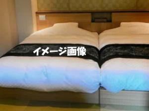 和室畳にベッド2台はシモンズ社の製品で、旅の疲れを極上の睡眠で癒してくれる