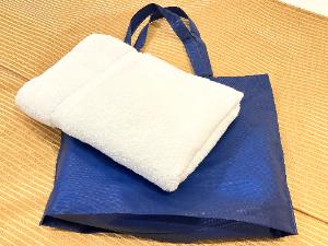 大浴場をご利用の際は客室内のバスタオルをご利用ください。持ち運び用に不織布バッグをご用意しています