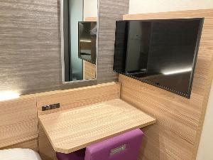 軽作業ができるようにミニデスクをご用意しています。テレビは32インチ液晶テレビ（スマートTV）