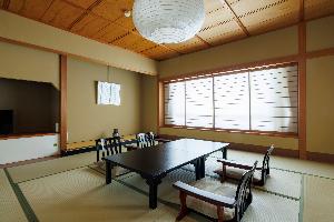 【本館：和室】（客室の一例）落ち着いた佇まいの純和室。