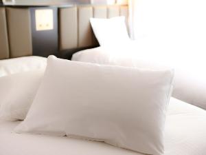 枕が変わるとよく眠れないという方のために、羽毛枕を貸出いたします（数に限りがございます）。