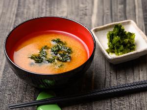 【中部国際空港限定あおさの味噌汁】愛知県産のあおさを使用した、磯の風味豊かな味噌汁。 