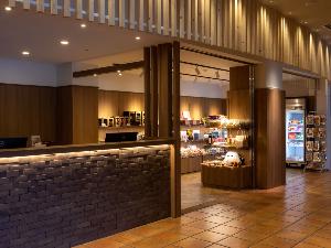 【売店／アメニティコーナー】東川町のおみやげをはじめ、お部屋でお楽しみいただける食品や飲料をそろえております。