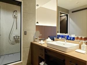 ◆ダブルルーム／洗面台はコンパクトにまとまっています（客室一例）