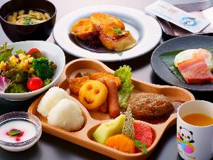 ＜朝食お子様セット＞ハンバーグ・卵料理・サラダ・フルーツなどバランスの取れた朝食　※料理は一例です。