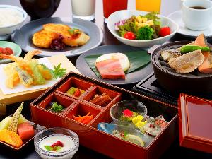 ＜朝食御膳＞地元食材使用の料理を猪口盛弁当箱に詰め、天ぷら・七輪で焼く炙物・大野浅利の味噌汁等を提供