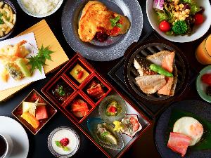 ＜朝食御膳＞地元食材使用の料理を猪口盛弁当箱に詰め、天ぷら・七輪で焼く炙物・大野浅利の味噌汁等を提供