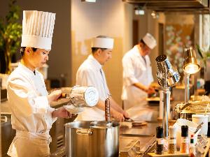 ＜レストラン＞オープンキッチンで出来立てのお料理をご提供いたします。