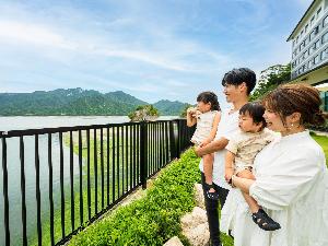 ＜テラス＞１階のテラスからは瀬戸内海・宮島の風景をお楽しみいただけます。