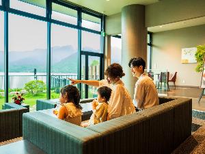 ＜ロビー　海側待合席＞正面に宮島の景色をご覧いただけます。お待ち合わせにご利用ください。