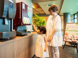 ＜無料サービス＞ロビーには「フリードリンクコーナー」を設置しております。
