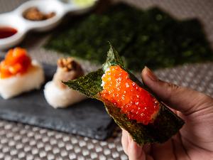 【青函市場・朝食一例】一番人気！イクラの炙り飯。炙った握りの上にイクラがたっぷり。（季節により変更）