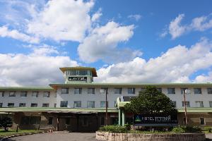 建物が横長に長い造りで緑の屋根が目印です