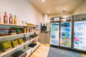 【１F ショップ】ドリンクやアルコール、おつまみなど販売しています。