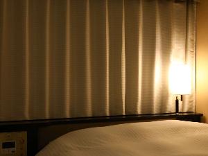 客室のカーテンは、安眠にこだわった遮光、暖房効率を考慮した遮熱カーテン。一級よりさらに上級となる完全遮光の遮熱カーテンを採用。