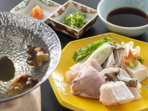 【鍋物】ぷりぷりとした食感のとらふぐに脂ののった九絵を食べ比べできる口福（こうふく）間違いなしのお鍋