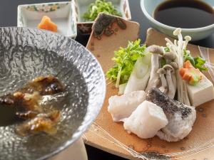 【鍋物】ぷりぷりとした食感のとらふぐに脂ののった九絵を食べ比べできる口福（こうふく）間違いなしのお鍋