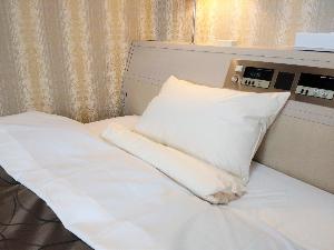 ◆折り重ね枕／首にフィットさせてご利用になる場合。（パイプ面を巻いてご利用下さい。）
