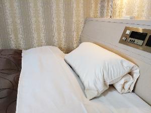 ◆折り重ね枕／パイプ面を巻いて重ねるとより高くなります。