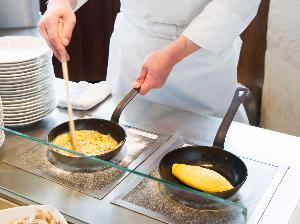 シェフが目の前で仕上げるオムレツ。ぜひ焼きたてをお召し上がりください♪（カメリアの朝食イメージ） 