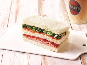 【朝食】館外カフェ　フード(パン)、ドリンクのモーニングセットメニュー。