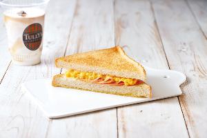 【朝食】館外カフェ　フード(パン)、ドリンクのモーニングセットメニュー。