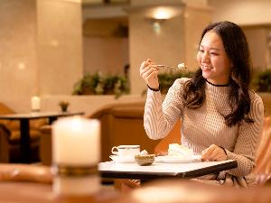 【ラウンジ】スイーツでほっとひと息。旅の疲れを癒す最高のおもてなしをいたします