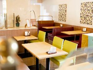 【朝食会場-L’esprit】朝日の差し込む明るいレストランにてお食事をお楽しみください