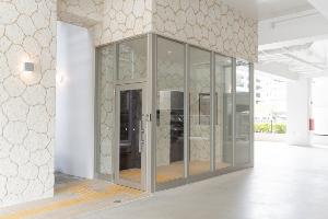 ご到着時にはこちらの入り口からエレベーターで2Fのフロントまでお越しくださいませ。