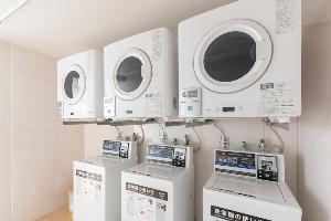 3Fにはコインランドリー有。洗濯機1回200円、乾燥機20分100円でご利用頂けます。