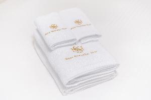 金色のロゴ入りタオル。タオルはお部屋の中にご用意しております。