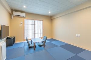 【リラックスルーム】琉球畳の8畳の和室。障子は上下に開閉することができ、普段とは違う陽の入り方をお楽しみください♪