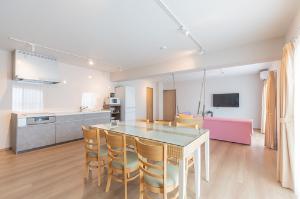 【デラックススイート】115平米のお部屋。キッチン付き、食器付のお部屋です。ユニバーサル仕様で、車椅子ご利用のお客様も楽にご利用頂けます。