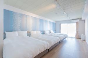 【デラックススイート】こちらはメインベッドルーム。広々としたベッドルームでお友達やご家族との楽しいひと時をお過ごしください♪