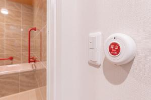 【デラックススイート】ユニバーサル仕様なので、浴室の入り口には非常用呼び出しボタン有。